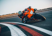 NEVER STOP: Η νέα KTM 990 RC R του 2026 φέρνει το MotoGP στους δρόμους